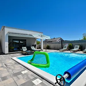 House Sara With Heated Pool Privlaka (Zadar)